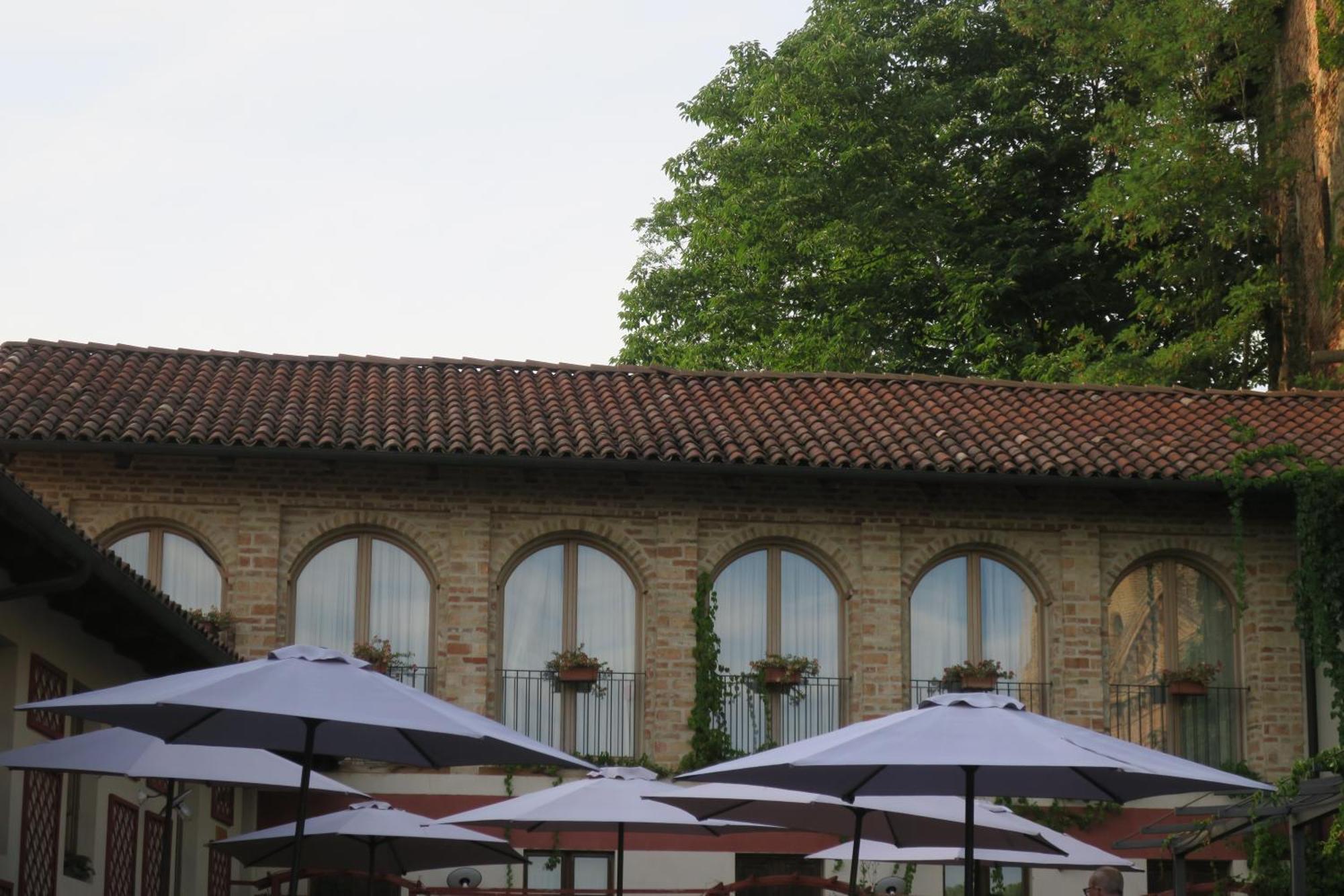 Foresteria Ristorante Conti Roero Monticello d'Alba Exterior foto