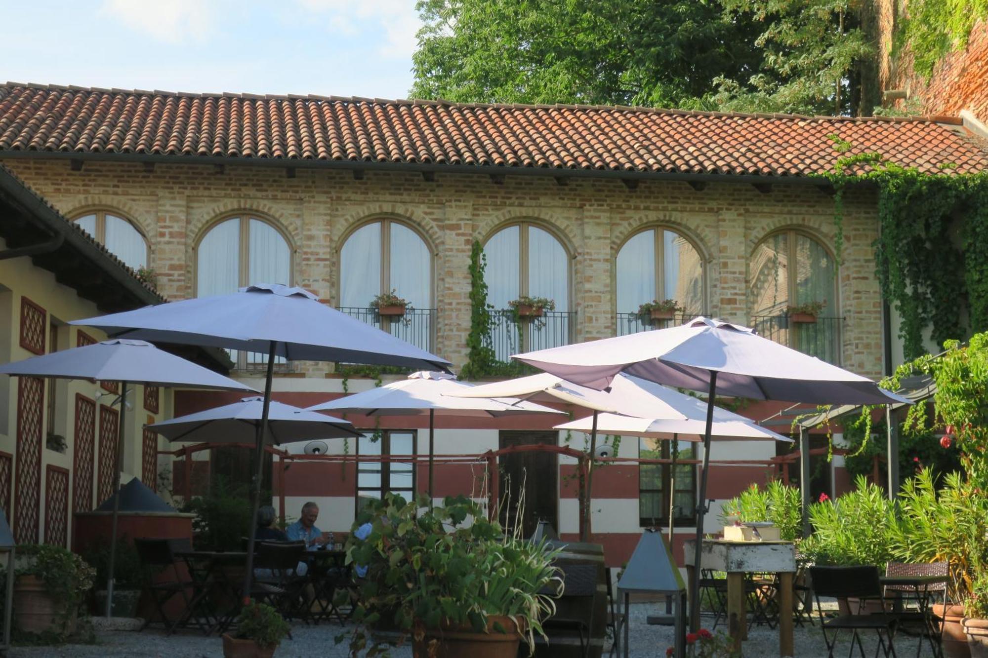 Foresteria Ristorante Conti Roero Monticello d'Alba Exterior foto